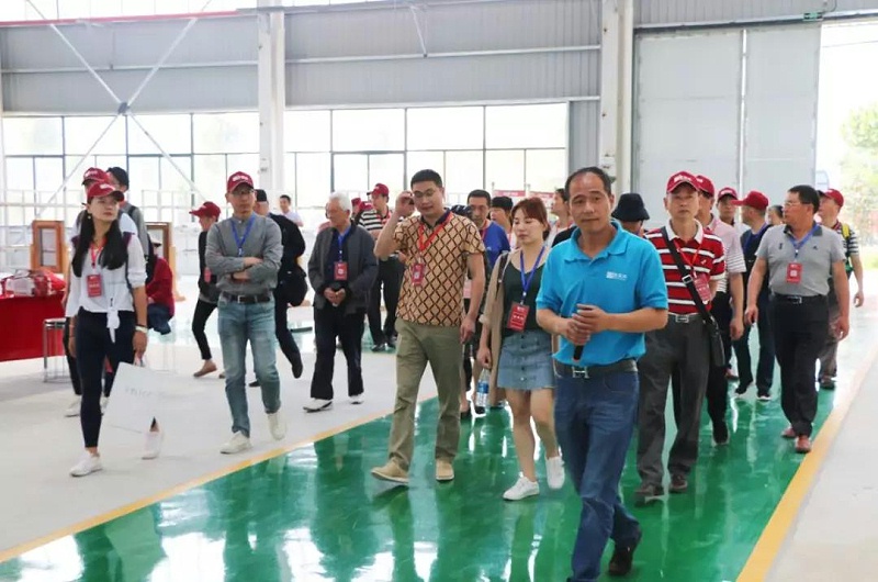 鋁包木門窗廠區(qū)負(fù)責(zé)人講解生產(chǎn)工藝