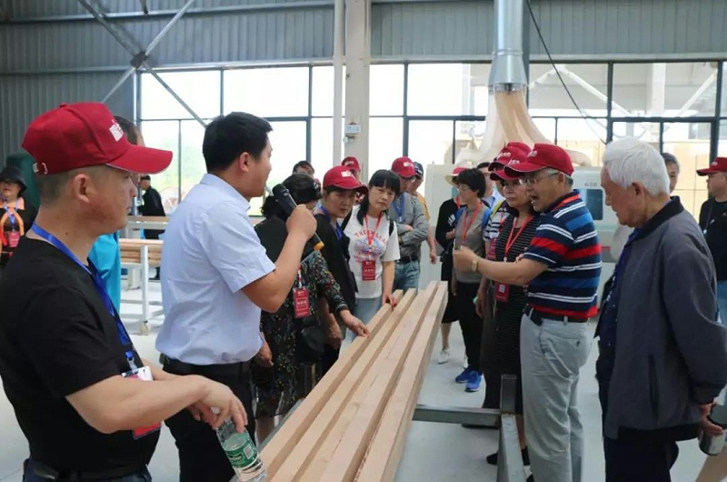 銷售人員詳細(xì)講解鋁包木門窗