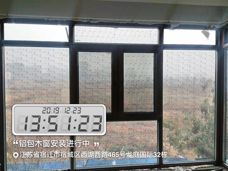 鋁包木門窗安裝現(xiàn)場(chǎng)