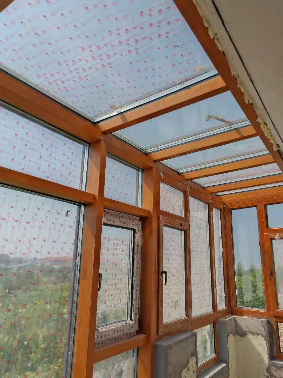 帶有鋁包木門窗的陽(yáng)光房