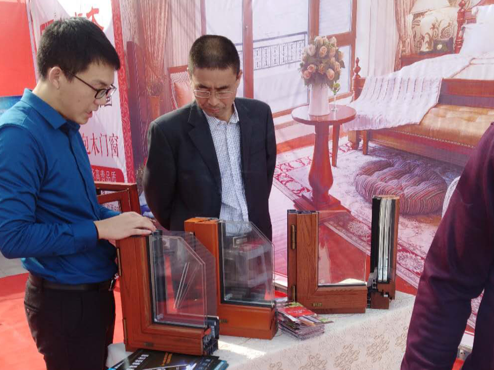 金堂木鋁包木門窗參加家居博展會(huì)