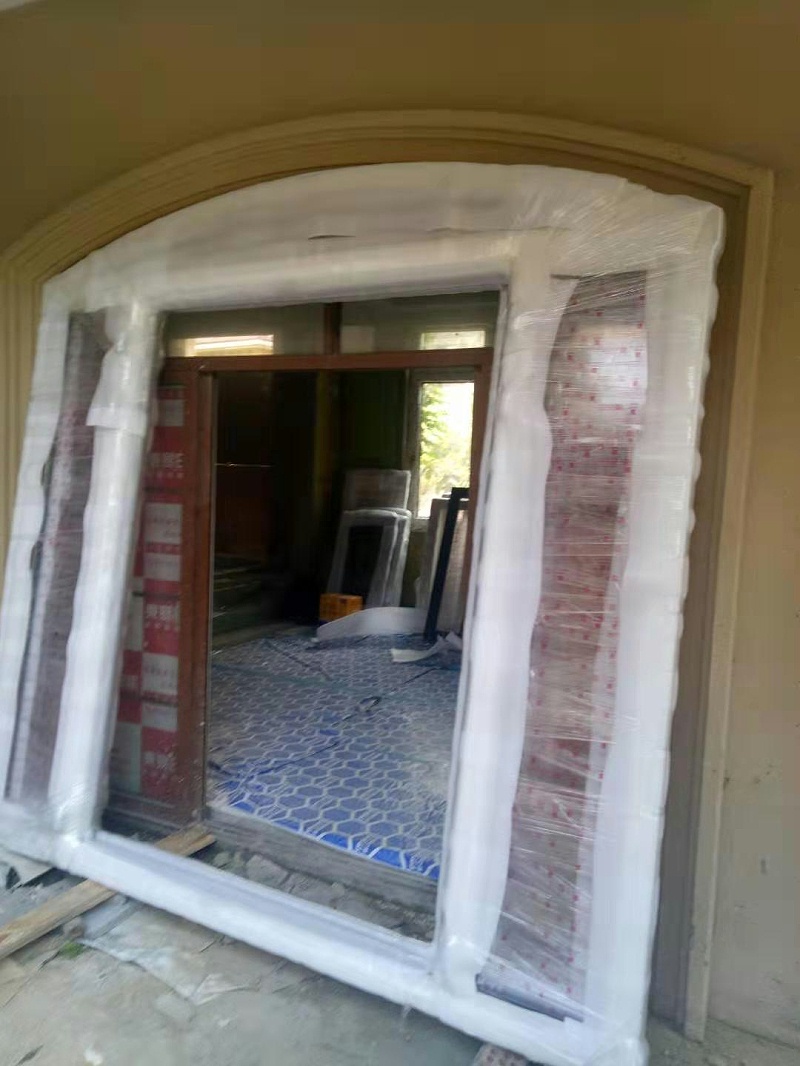 鋁包木門窗安裝現(xiàn)場(chǎng)