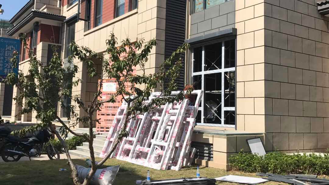 金堂木為翰林國(guó)際業(yè)主提供鋁包木門窗案例